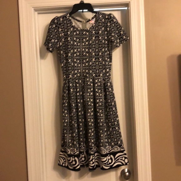Small black and white LuLaRoe Amelia - Picture 3 of 5
